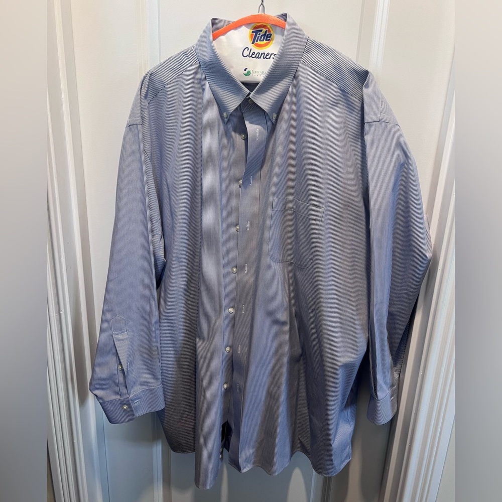 Joseph A Bank blue and white fine pinstriped dress shirt.👔 EUC